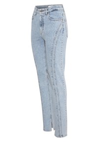 Jeans de mezclilla azul claro con forma ajustada. Presenta patrones de costura distintivos y un diseño clásico de cinco bolsillos. Cintura de subida media.