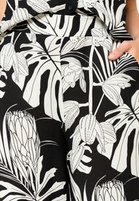 LolaLiza WIDE WITH TROPICAL PRINT - Pantaloni - black