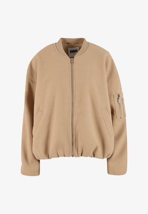 Tan bomberjack met een ritssluiting aan de voorkant, ronde kraag, zijzakken en een ritzak op de arm. Zacht, gestructureerd materiaal met een relaxed fit.