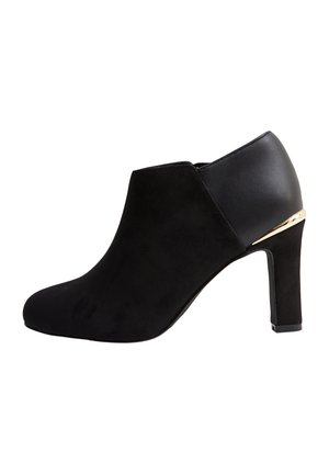 Sorte ankelstøvler med en overdel af ruskind, et elegant design, spids tå og en høj hæl med en guldaccentueret bagdel.
