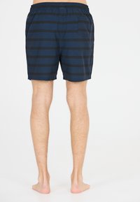 Shorts de bain bleu marine avec des rayures horizontales noires, en tissu doux, dotés d'une taille élastique et d'une poche arrière unique.