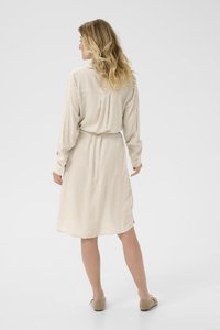 Beige triibuline kleit pikkade varrukatega, sidumisvööga ja ümarate äärtega. Sile kangas, millel on peen läige ja seljaosa detaile.