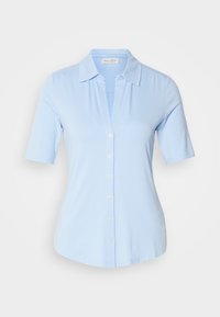 Blusa azzurro chiaro a maniche corte con colletto, chiusura frontale a bottoni e una texture morbida e liscia. Presenta un design classico e una silhouette aderente.