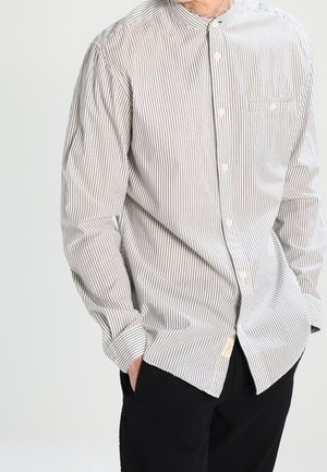 Gestreepte langemouwen shirt met een bandkraag, lichtgrijze en donkerblauwe verticale strepen, en een borstzak met een knoopsluiting.
