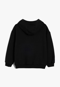 Sudadera con capucha negra de corte relajado, puños y bajo de punto acanalado, textura suave y un diseño sencillo, sin logotipos ni acentos visibles.
