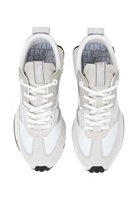 Tenisky s kombináciou svetlošedej a bielej syntetickej látky, s textúrovanými zamakmi, plochými bielymi šnúrkami a čiernou gumovou podrážkou.