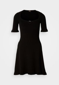 Robe noire côtelée à manches courtes avec décolleté carré, petites poignets à volants, jupe évasée et petite boucle décorative argentée au niveau du décolleté.