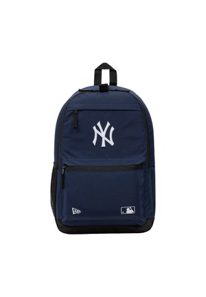 Sac à dos bleu marine avec logo des New York Yankees, poche frontale zippée, poche latérale en maille, et logos MLB et New Era sur le bas avant.