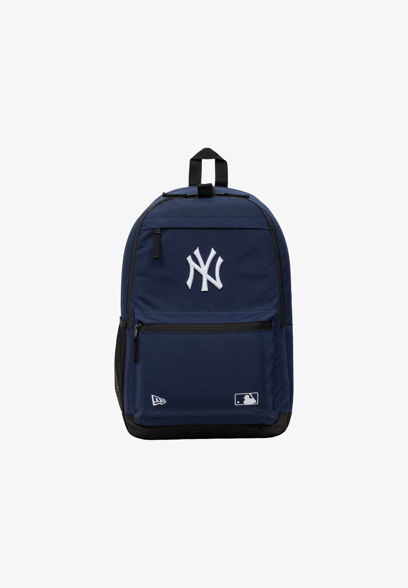 Σκούρο μπλε σακίδιο με το λογότυπο των New York Yankees, μπροστινή τσέπη με φερμουάρ, δίχτυ πλάγια τσέπη και λογότυπα MLB και New Era στο κάτω μέρος μπροστά.