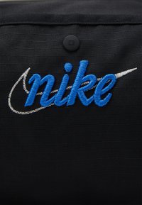 Nike Sportswear HERITAGE - Utazótáska - black/hyper royal