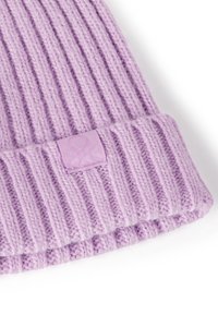 Lichtpaarse gebreide beanie met een geribbelde textuur en een omgeslagen rand. Het heeft een klein, reliëflogo op een stoffen label.