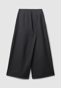Schwarze Stoff-Hosen mit weitem Bein und glatter Textur, mit Falten an der Taille und gerader Silhouette. Einfaches, ungeschmücktes Design.