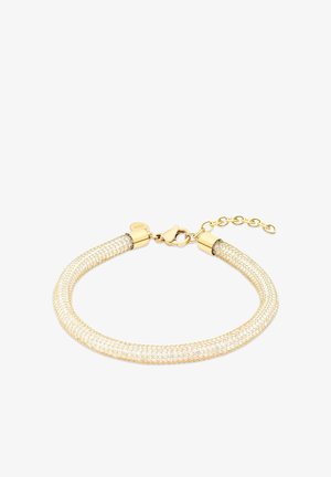 Armband in Goldoptik mit strukturiertem Mesh-Design, ausgestattet mit einem Verschluss und verstellbarer Kette. Glatte und glänzende Oberfläche mit gewebtem Muster.