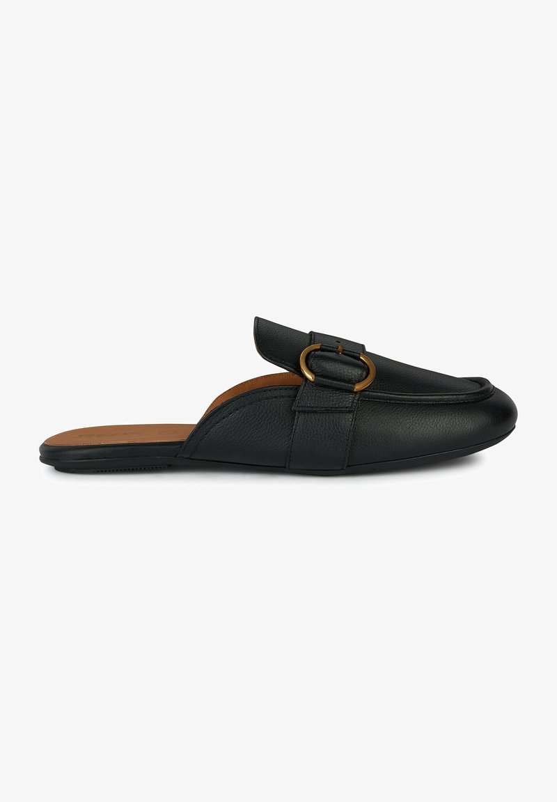 Mule en cuir noir à enfiler avec bout arrondi et détail décoratif de boucle en laiton sur le dessus, semelle plate et doublure intérieure couleur fauve.