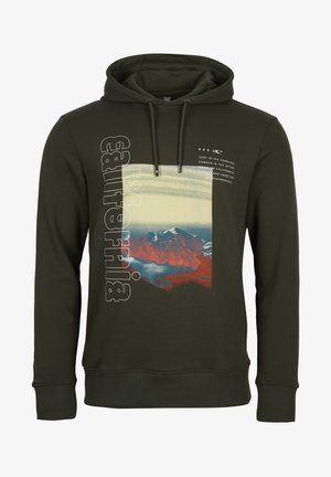 Donkergroene hoodie met bergafbeelding in rood- en blauwtinten, verticale tekst "California" en kleine witte tekst over surfen en sneeuw.