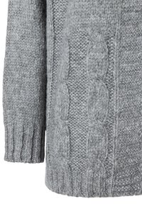 Grauer Strickpullover mit Zopfmuster, Ärmel und Rumpf, mit gerippten Bündchen und Saum.