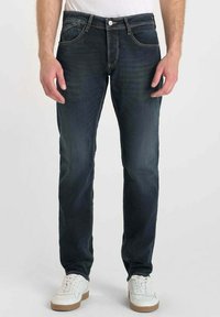 Jeans en denim bleu foncé avec une coupe droite, dotés de poches avant, d'une fermeture à bouton et d'un léger dégradé sur le tissu.