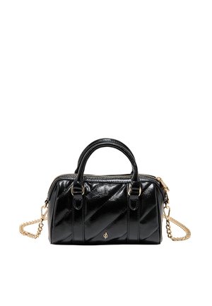 Petit sac à main noir en cuir verni avec double poignée, bandoulière chaîne dorée et fermeture éclair dorée.