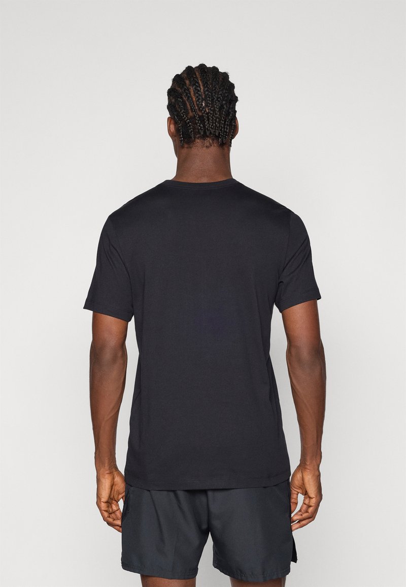 Zwarte katoenen t-shirt met korte mouwen, ronde hals en een relaxte pasvorm. Gladde textuur zonder zichtbare logo's of patronen.