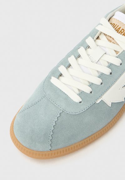 Ανοιχτό μπλε σουέντ αθλητικό παπούτσι με λευκά κορδόνια, σόλα από καουτσούκ και υφή σχεδίου. Διαθέτει ξεχωριστή λευκή λογότυπη διακόσμηση στο πλάι.