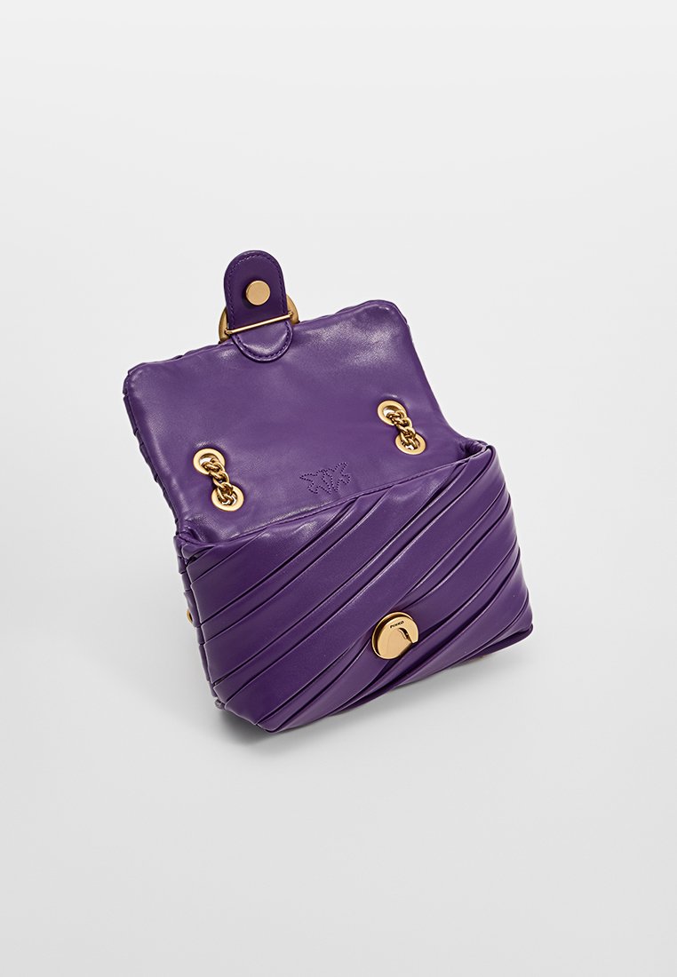 Borsa in pelle viola con texture a quadri diagonali, accessori in oro, chiusura magnetica e un pattina superiore con bottone a scatto.
