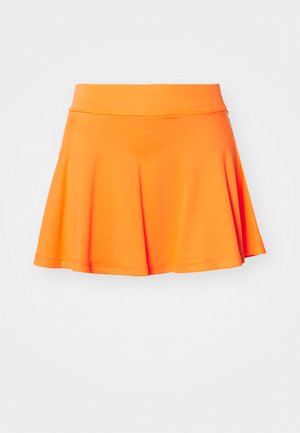 Oransje utsvingt skjørt laget av elastisk stoff, med en jevn midje og en flytende, avrundet kant.