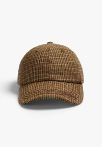 Gorra de cuadros marrones con visera curva, tejido texturizado y líneas en azul y naranja que contrastan, con un diseño bordado en la visera.