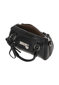 Bolso de cuero negro con cierre superior de cremallera, forma redondeada, herrajes plateados y detalle de colgante en forma de corazón. Forro interior suave visible.