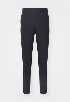 Pantalones navy confeccionados en una tela ligera, con corte recto, frente plano, trabillas para el cinturón y dos bolsillos laterales. Textura suave.