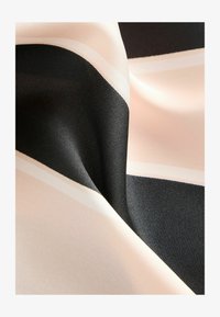 Ausgewählt, black and neutral stripe