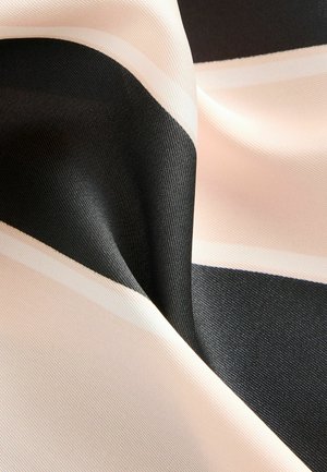 Tissu rayé avec une texture douce, comportant des bandes alternées de noir et de rose pâle, rehaussées de fines rayures blanches pour l'accent.