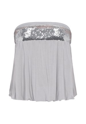 Top gri deschis fără bretele, cu o bandă lată de paiete argintii de-a lungul marginii superioare și material lejer, fluid dedesubt.