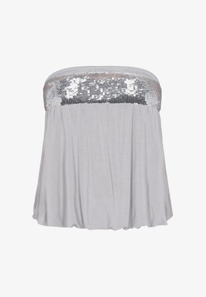 Top gri deschis fără bretele, cu o bandă lată de paiete argintii de-a lungul marginii superioare și material lejer, fluid dedesubt.