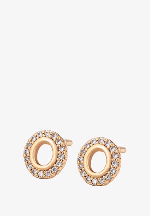 Boucles d'oreilles stud circulaires en or avec des centres creux, chacune entourée d'un cercle de petites gemmes blanches étincelantes.