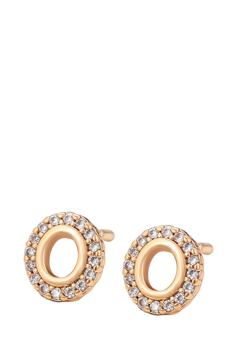 Zlaté kruhové náušnice s dutými stredmi, každá obklopená prstencom malých trblietavých bielych drahokamov.