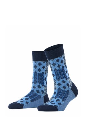 Par de calcetines hasta la mitad de la pantorrilla con patrones geométricos de diamantes y rayas en tonos de azul y azul marino sobre fondo blanco.