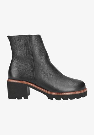 Schwarzer Leder-Absatzstiefel mit strukturiertem Obermaterial, erhöhtem Absatz und Gummisohle. Verfügt über Kontrastnähte und eine schlanke Silhouette.