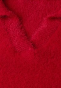 Roter, flauschiger Strickstoff mit V-Ausschnitt-Design. Verfügt über eine weiche, strukturierte Oberfläche und eine leichte Variation in der Garnstärke. Keine sichtbaren Muster.