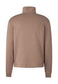 Hnědý dlouhý rukáv s vysokým límcem. Vyrobený z hladké látky, s volným střihem a zakončením na spodním lemu a rukávech.