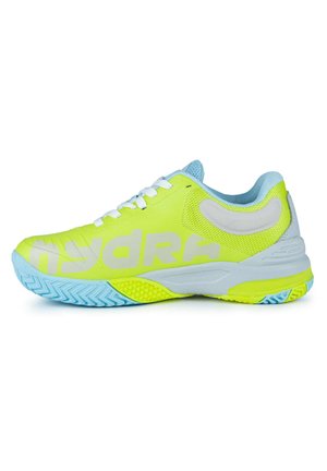Zapatilla deportiva de color verde lima con acentos azul claro, material de malla, suela texturizada y gran logotipo gris en el costado. Presenta un collar acolchado.