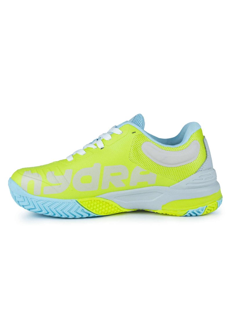 Zapatilla deportiva de color verde lima con acentos azul claro, material de malla, suela texturizada y gran logotipo gris en el costado. Presenta un collar acolchado.
