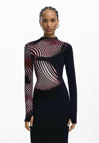 Must soonikuga pikkade varrukatega kleit, millel on roosa ja punase värviline lainemuster, kõrge kaeluse ja kitsas lõikega disain.