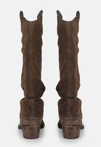 Stivali marroni in suede sopra il ginocchio con un design morbido e un tacco in legno impilato. Presentano una texture morbida e una forma semplice e pulita.
