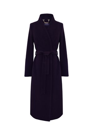 Długi czarny płaszcz z paskiem, szerokim kołnierzem szalowym i długimi rękawami, pokazany z przodu na jednolitym tle.