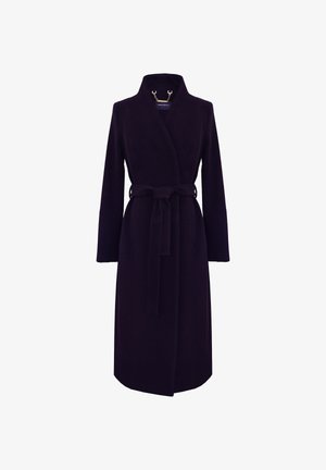 Długi czarny płaszcz z paskiem, szerokim kołnierzem szalowym i długimi rękawami, pokazany z przodu na jednolitym tle.