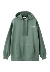 Sudadera con capucha verde oliva hecha de tela suave, con un gran bolsillo frontal, capucha con cordón y texto blanco que dice "CHILLIN' IN THE LOBBY".