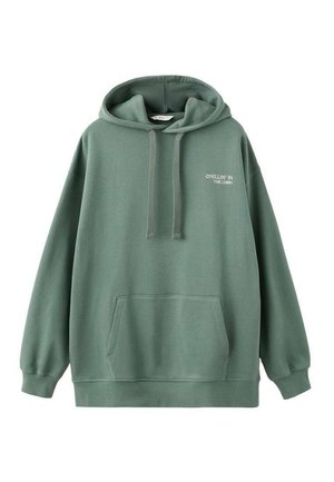 Sudadera con capucha verde oliva hecha de tela suave, con un gran bolsillo frontal, capucha con cordón y texto blanco que dice "CHILLIN' IN THE LOBBY".