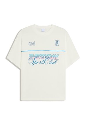 Valkoinen lyhythihainen T-paita, jossa sinistä ja pinkkiä tekstiä: "EVERYDAY Sports Club", ohuen sinisen viivan ja pienet logot "GENTLE Youth" sekä kilpimerkki.