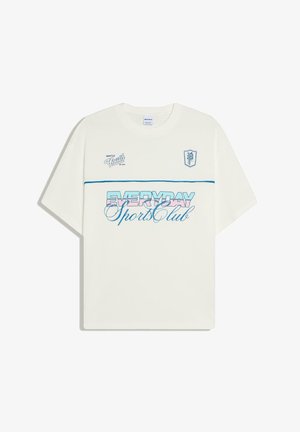 Maglietta bianca a maniche corte con testo blu e rosa che recita "EVERYDAY Sports Club", una sottile linea blu e piccoli loghi "GENTLE Youth" e uno stemma a scudo.