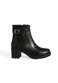 Schwarze Leder-Ankle Boots mit einem robusten Absatz, elastischen Seitenpanelen und einem dekorativen Schnallen-Detail, mit einer glatten Textur.